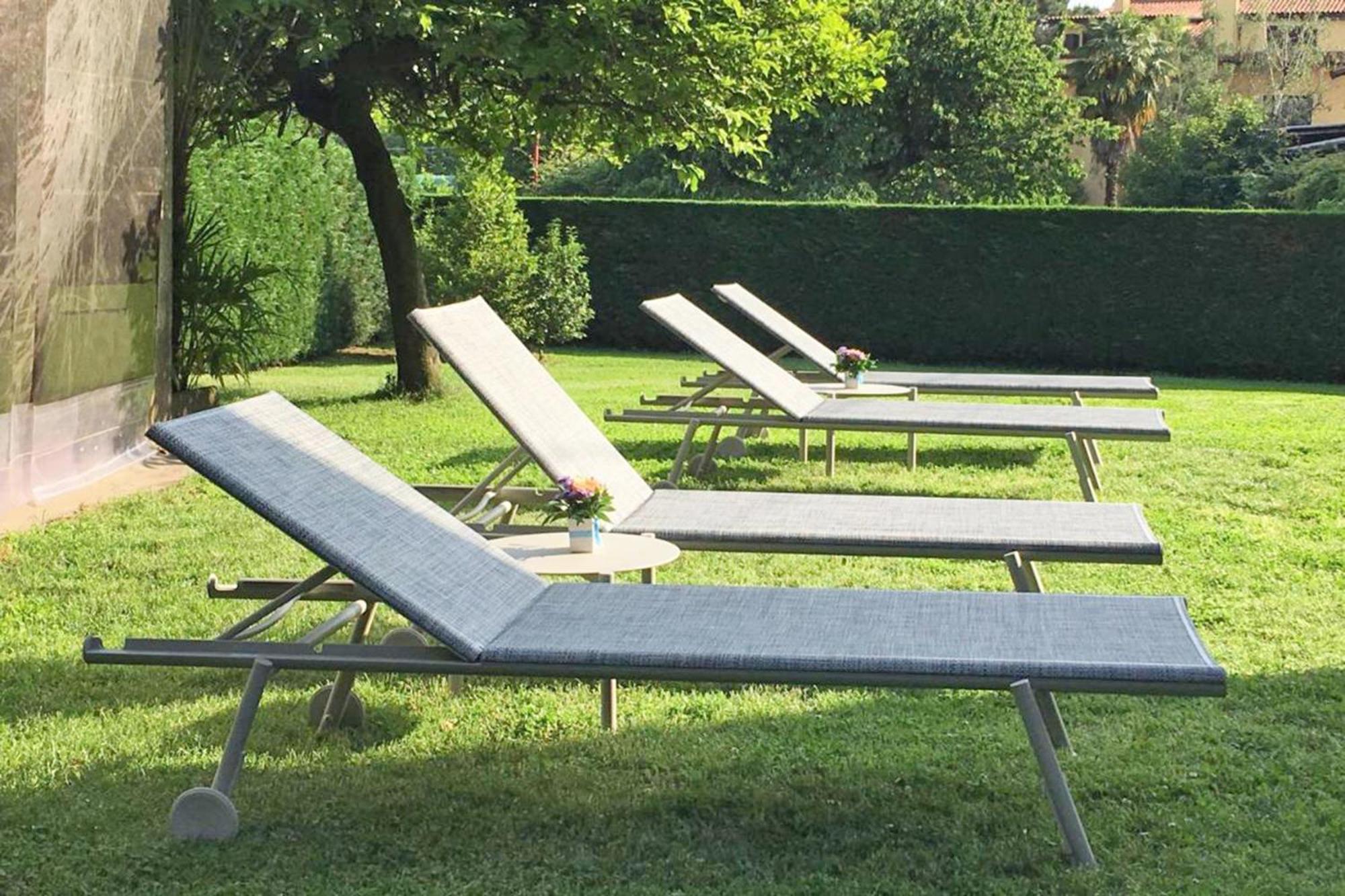 Villa Jejia- Pool And Garden Леза Екстериор снимка